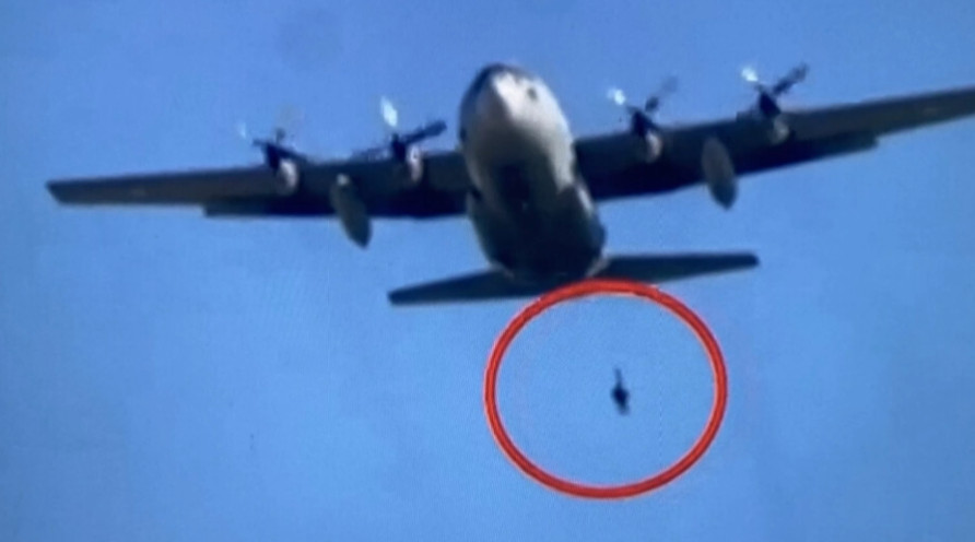 Έλληνας αλεξιπτωτιστής κρεμόταν από C-130